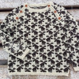 Стильный пуловер с зимним узором