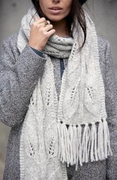 Тёплый шарф, связанный спицами: уют и стиль