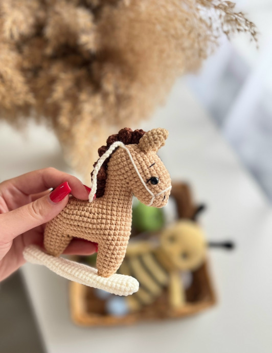 Симпатичная лошадка-качалка крючком