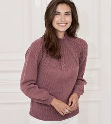 Джемпер с кокеткой с узором из кос