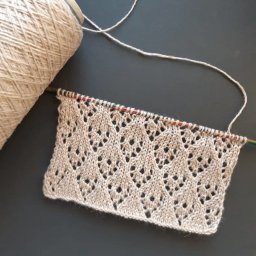 Красивый узор для свитера, вяжем спицами!