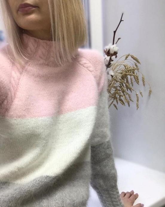 Серо-розовый свитер спицами