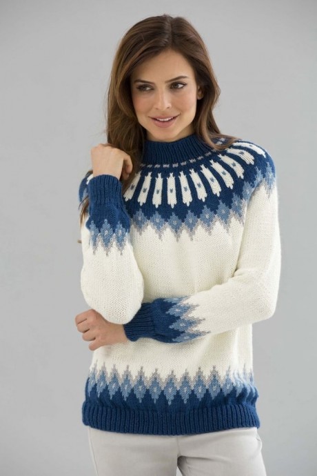 Красивый вязаный свитер со скандинавскими узорами спицами