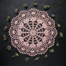 Розовая салфетка крючком