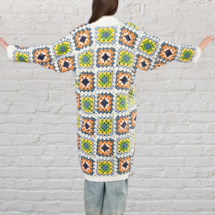 Женский удлинённый жакет из мотивов — яркий акцент в вашем образе