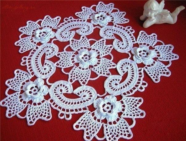 Ажурная салфетка из нежных мотивов, связанных крючком Ажурная салфетка из нежных мотивов, связанных крючком