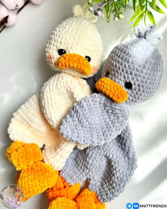 Комфортер &laquo;Гусёнок&raquo;, связанный крючком &mdash; маленький друг для больших чувств