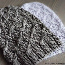 Симпатичная шапочка спицами