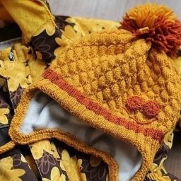 Вяжем уютную детскую шапочку спицами