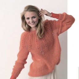 Нежный джемпер из мохера с ажурными дорожками