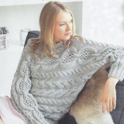 Пуловер с косами, связанный поперек