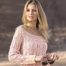 Джемпер с большим вырезом горловины