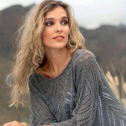 Серый вязаный пуловер с ажурными зубцами