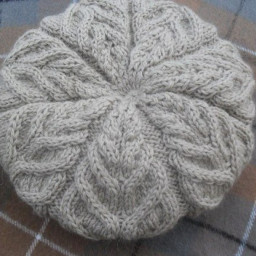 Стильный берет с косами, вязаный спицами