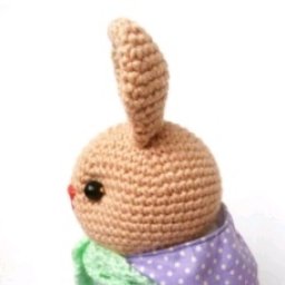 Вязаный зайчик - милая игрушка!