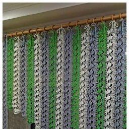 Яркая штора крючком