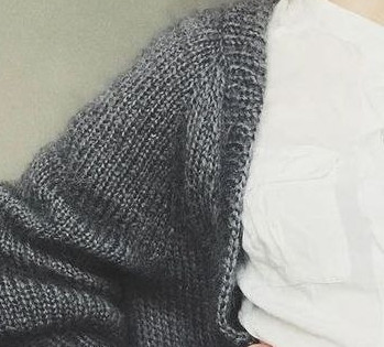 Серый кардиган регданом сверху