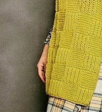 Женская удлиненная безрукавка структурным узором в клетку с воротником-гольф