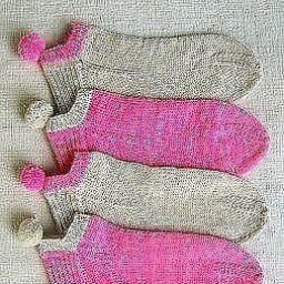 Веселенькие носочки с помпонами