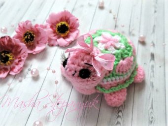 Милая вязаная черепашка крючком