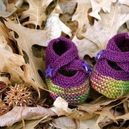 Вяжем очаровательные пинетки спицами