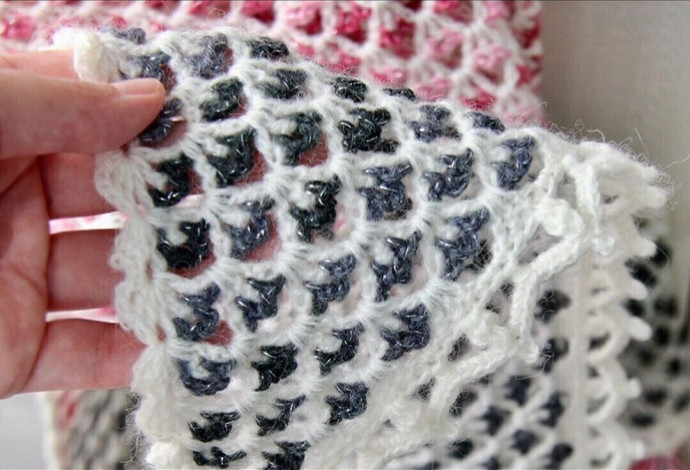 Шаль с характером: белый, чёрный и красный