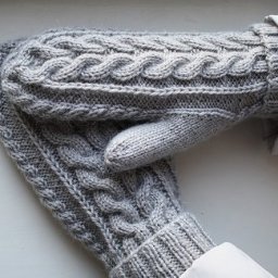 Варежки с объёмным узором, вяжем спицами