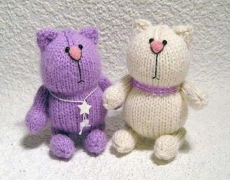 Забавные зайки и котики, вязанные спицами