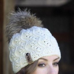 Модная шапочка, с большим меховым помпоном, связанная крючком