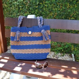 Практичная сумочка, связанная крючком