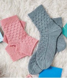 Вязаные носки можно выполнить в двух вариантах: как обычные и для йоги