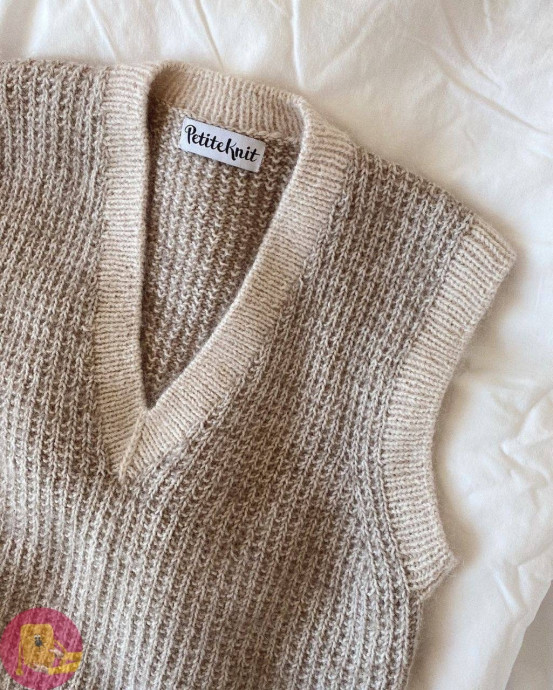 Жилет с V-образным вырезом — идеальная база для стильных осенних и весенних образов