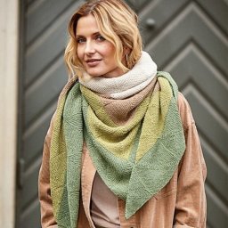 Интересная шаль спицами