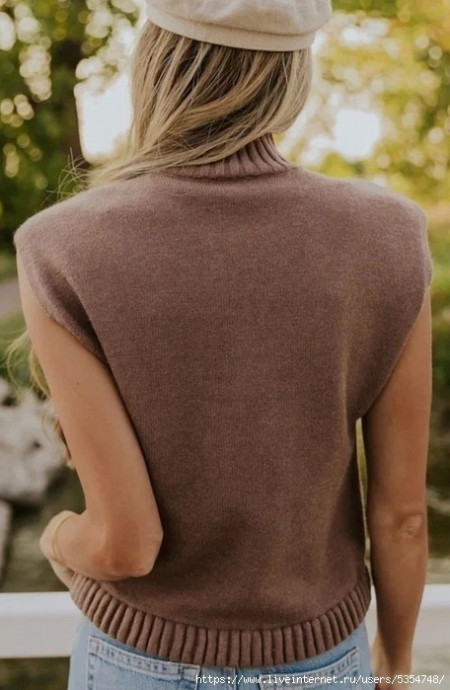 Жилет шоколадного цвета спицами