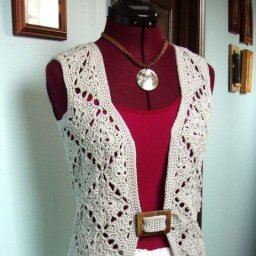 Симпатичный жилет из квадратных мотивов