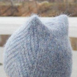 Симпатичная шапка спицами