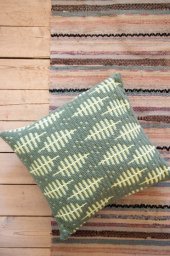 Подушка с жаккардовым узором крючком