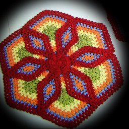 Вяжем яркий коврик крючком, дома будет еще уютнее!