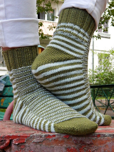 "Гусеница&rdquo; &ndash; полосатые носки от мыска с клином подъема стопы