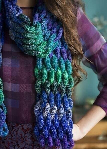 Красивый шарф для любителей сине-заеленой гаммы