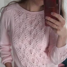 Простой джемпер, связанный лицевой гладью спицами