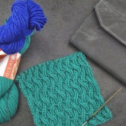 Необычный узор спицами