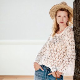 Белый пуловер с широкими рукавами и фантазийным ажуром