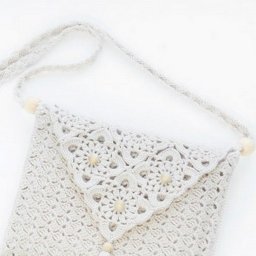 Нежная белая сумочка крючком