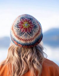 Шапочка жаккардовым узором. Автор Ella Gordon