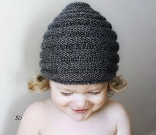 Модная зимняя шапка на спицах: простая схема вязания