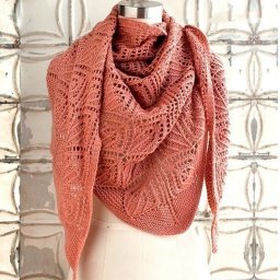 Ажурная рыженькая шаль, связанная спицами