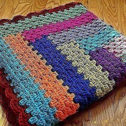 Простой плед в основе с бабушкиным квадратом