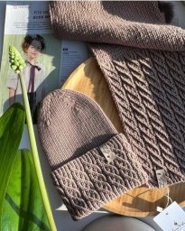 Шапка с красивым узором на отвороте и шарф в комплект