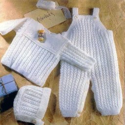 Комплект (из комбинезона, кофточки и шапочки), вяжем спицами для новорожденного